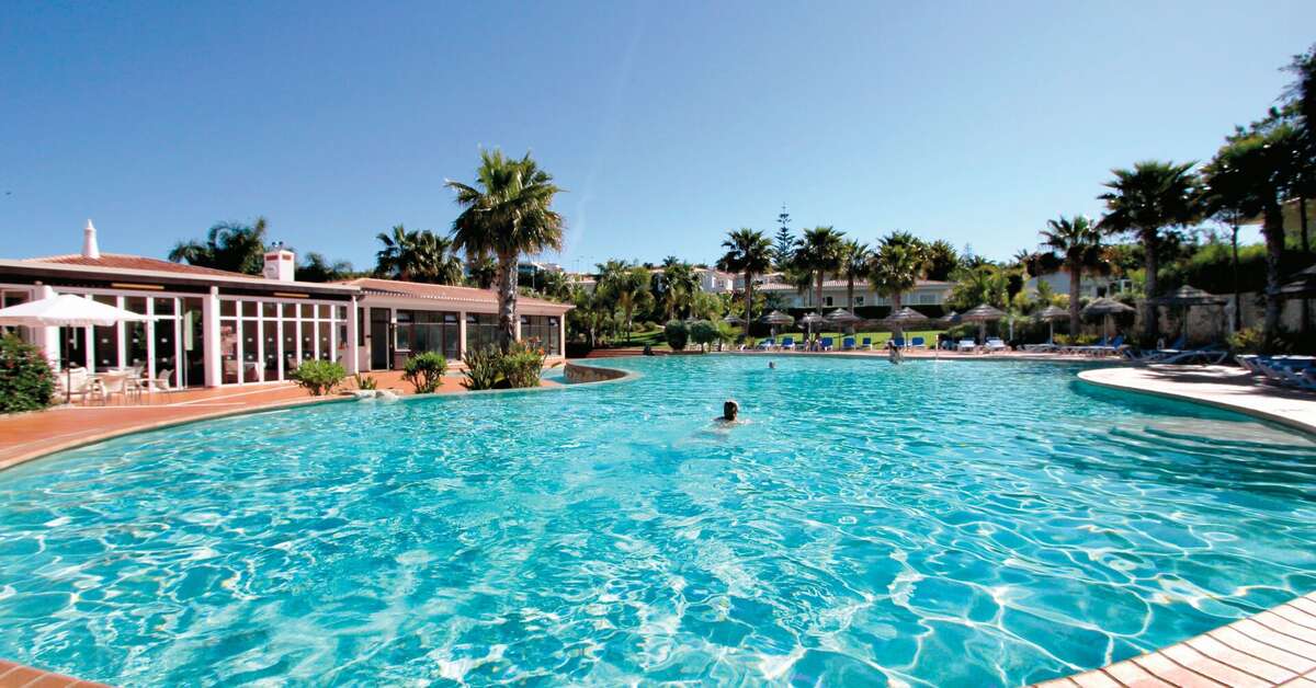 Een foto van het zwembad bij Clube Porto Mos