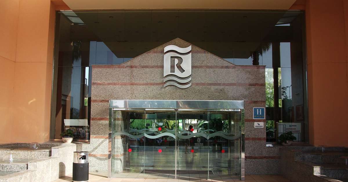 Een foto van de buitenkant van 4R Regina Gran Hotel