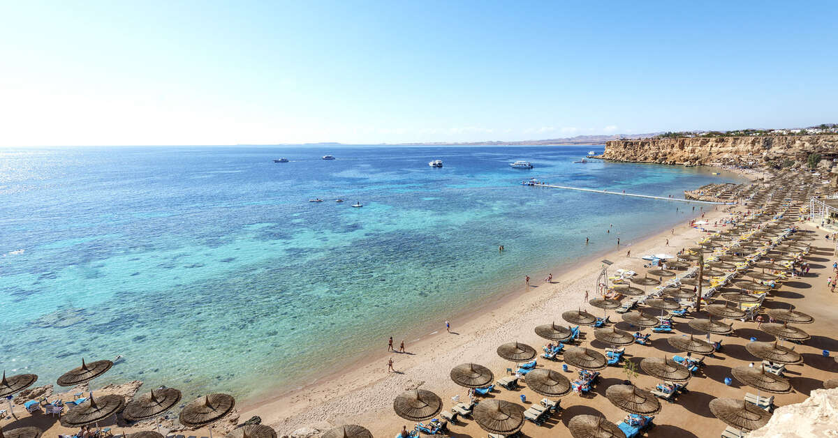 Een foto van het strand bij Reef Oasis Beach Resort