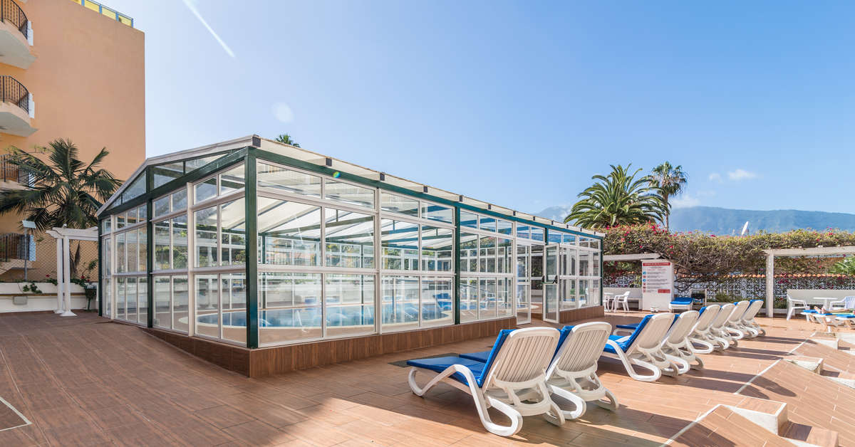 Een foto van het zwembad bij Appartementen La Carabela