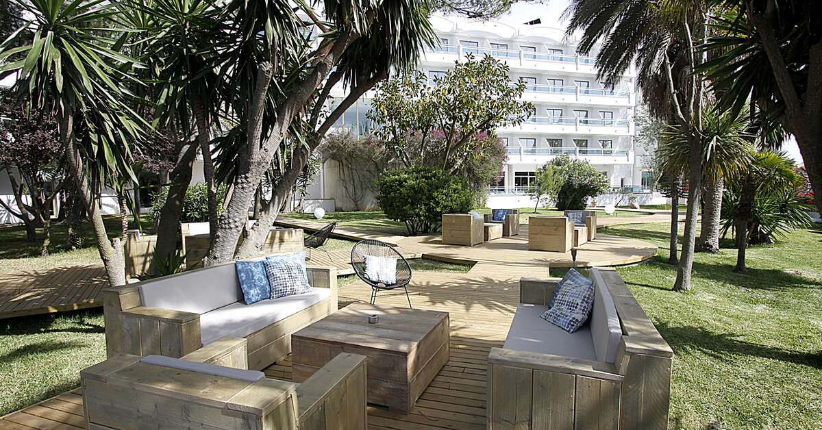 Een foto van het terras bij BG Hotel Rei del Mediterrani Palace
