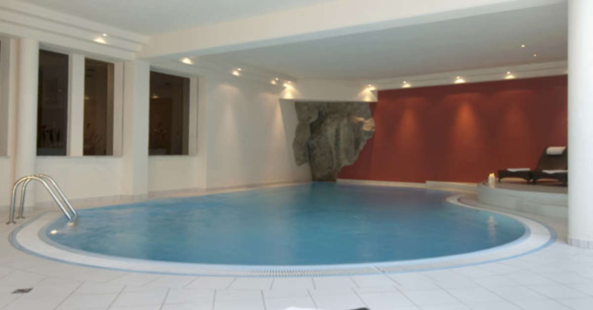 Een foto van het zwembad bij Central Alpen Comfort Hotel