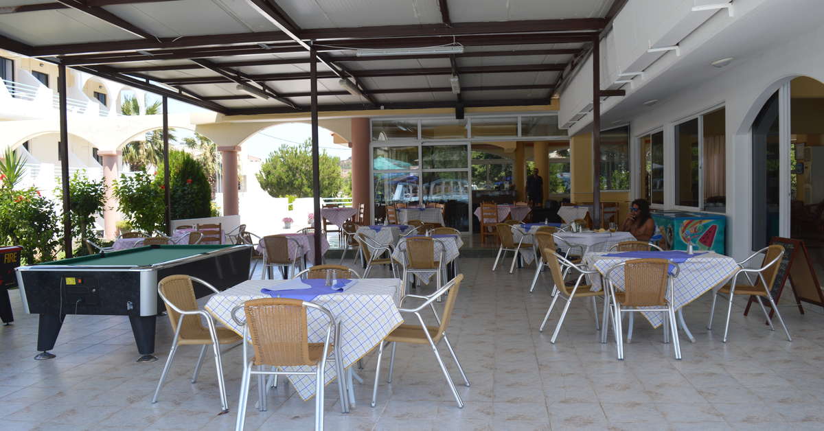Een foto van het terras bij Tivoli Hotel