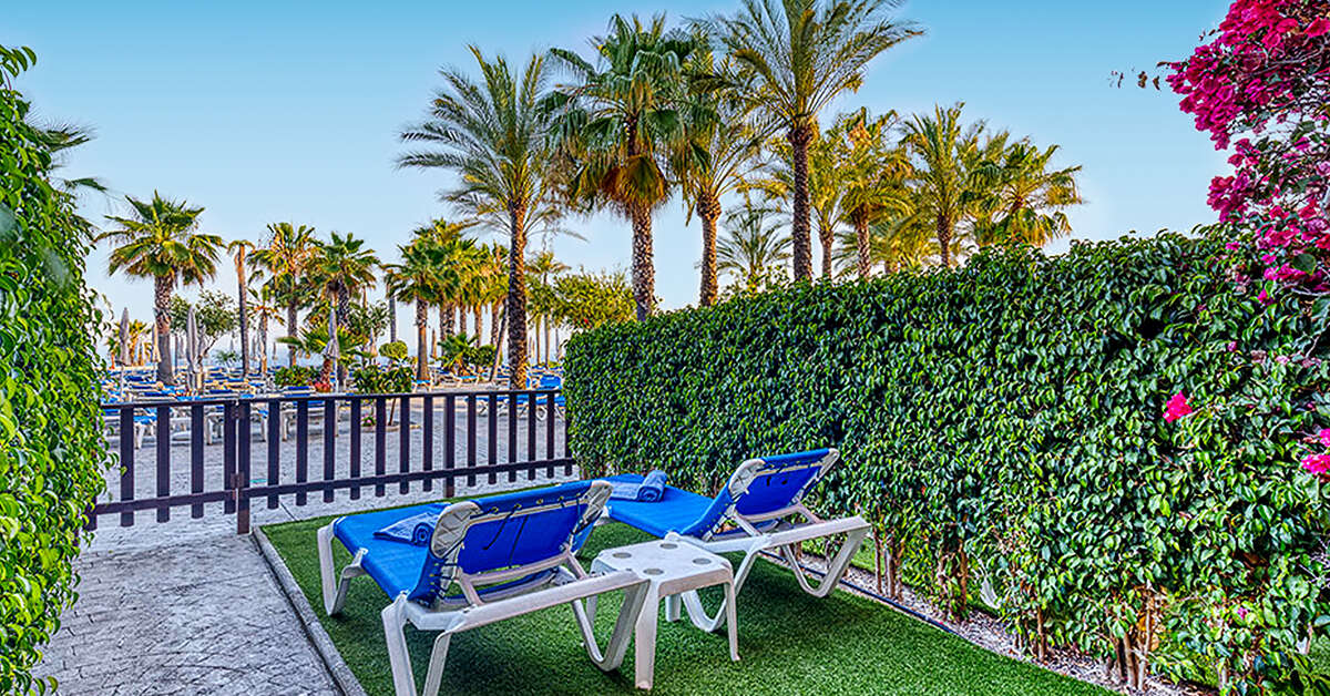 Een foto van het terras bij Playacalida Hotel