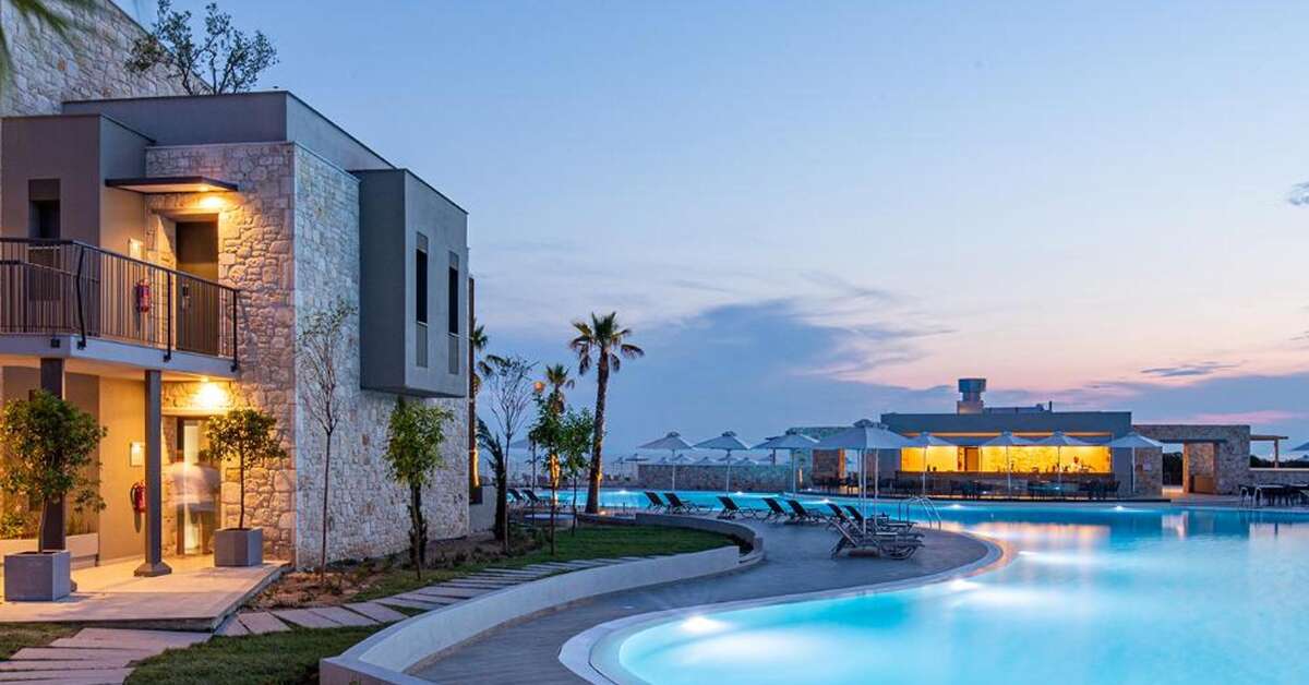 Een foto van het zwembad bij Portes Lithos Luxury Resort
