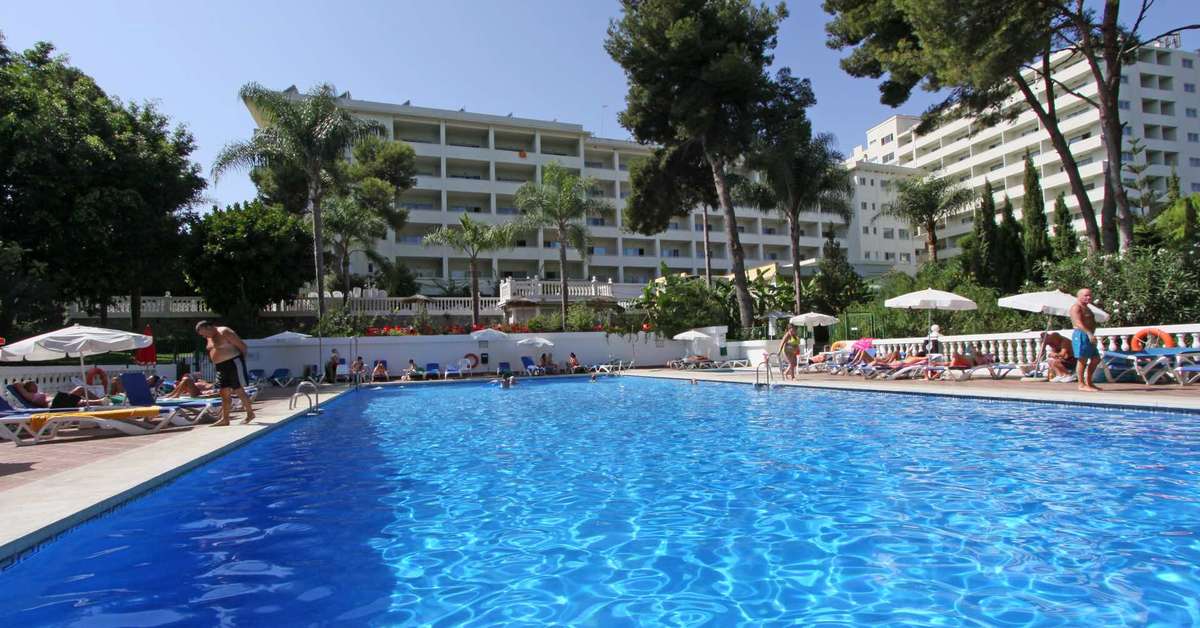 Een foto van het zwembad bij AluaSun Costa Park