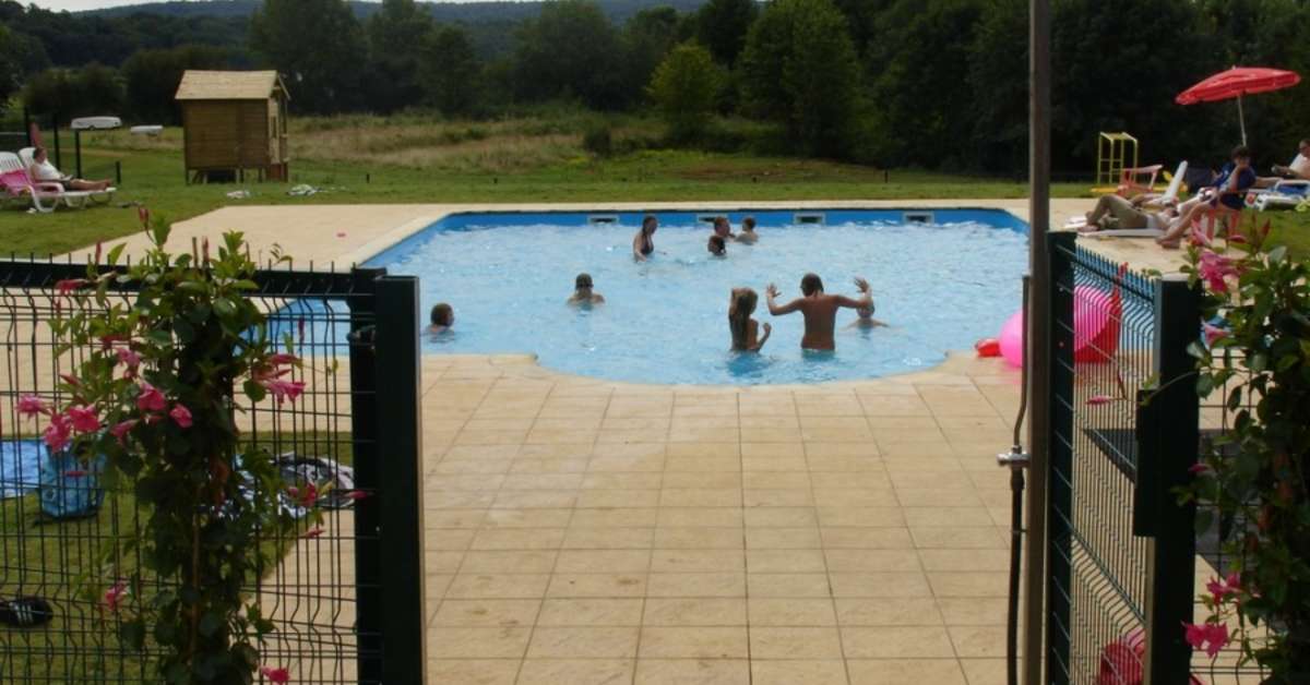 Een foto van het zwembad bij Camping Colline de Rabais
