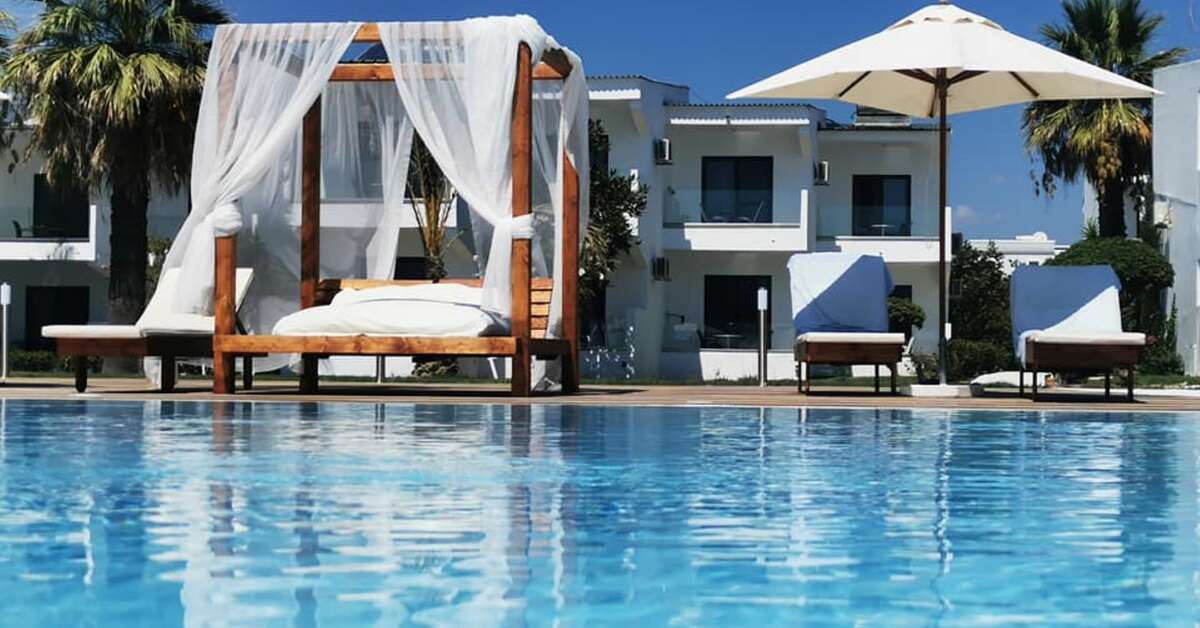 Een foto van het zwembad bij Kamari Plus Hotel