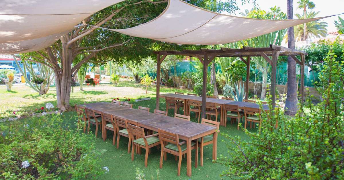 Een foto van het terras bij Artemisa Gay Bungalows