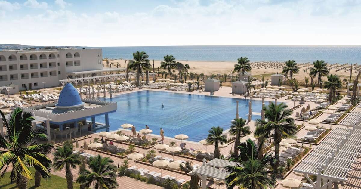 Een foto van het zwembad bij Occidental Marco Polo