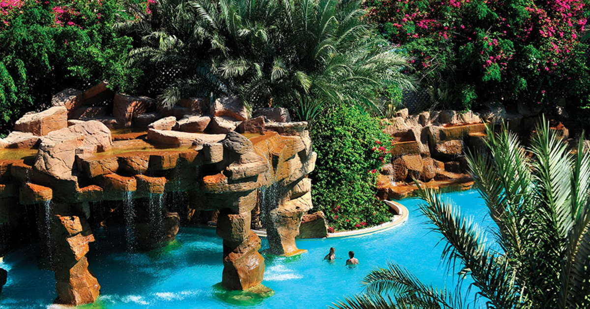 Een foto van het zwembad bij Baron Palms Resort