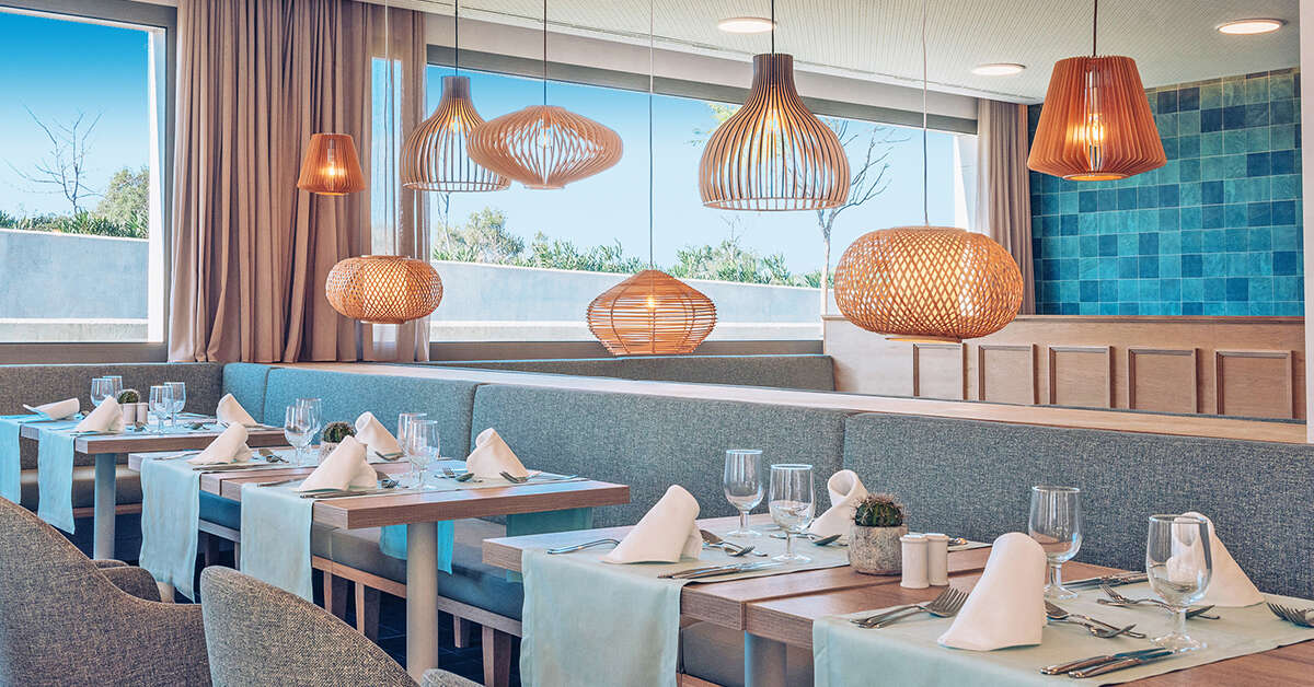 Een foto van het terras bij Iberostar Waves Cala Domingos