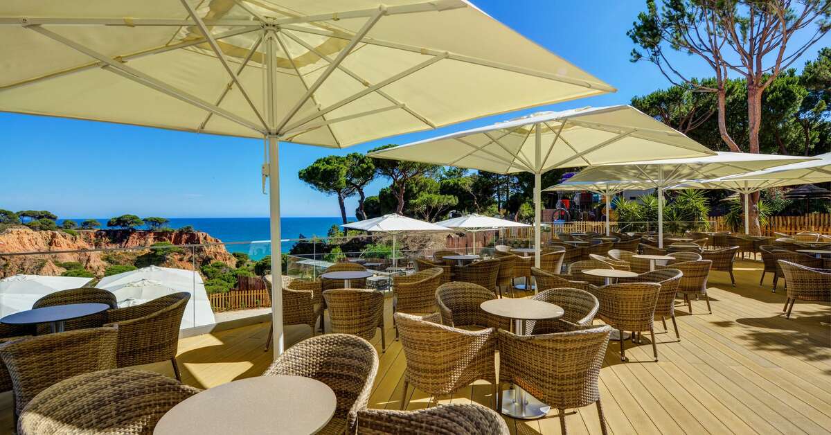 Een foto van het terras bij 3HB Falesia Garden