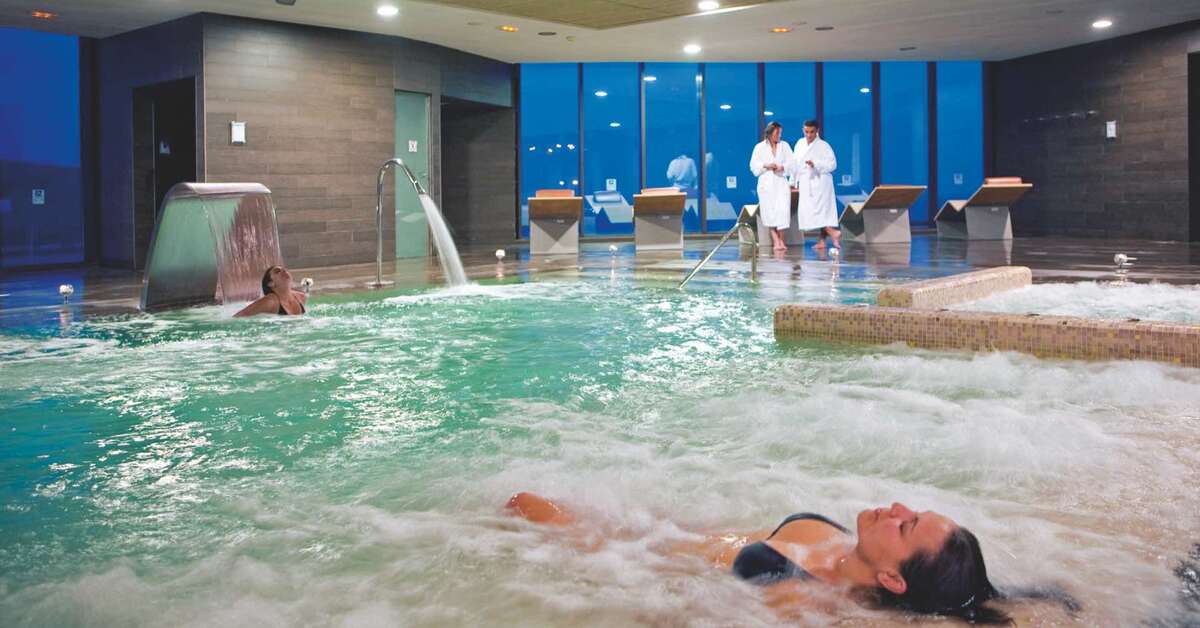 Een foto van het zwembad bij R2 Romantic Fantasia Dreams & Suites Hotel