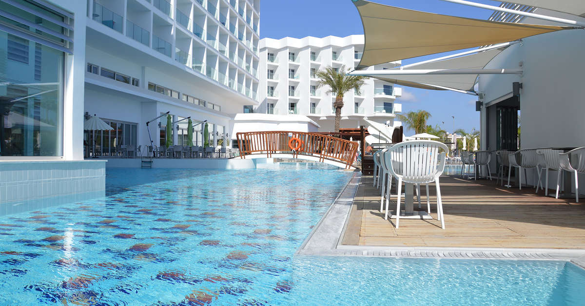 Een foto van het zwembad bij Vassos Nissi Plage Hotel