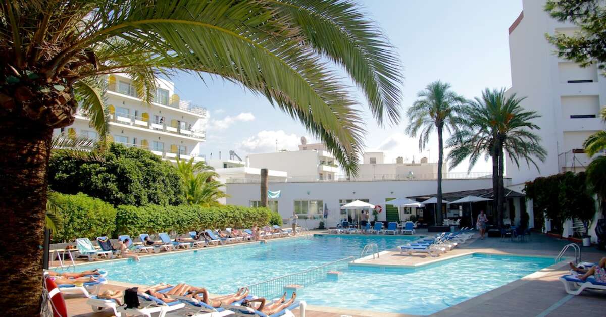 Ein Foto vom Pool im Hotel Tropical Ibiza