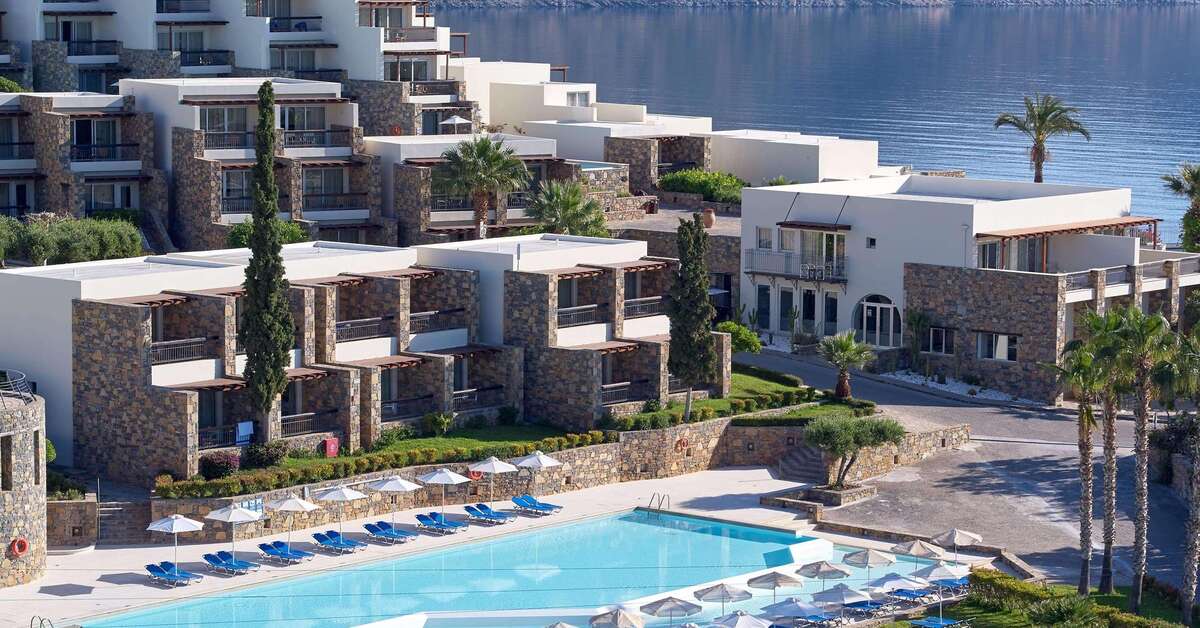 Een foto van het zwembad bij Wyndham Grand Crete Mirabello Bay
