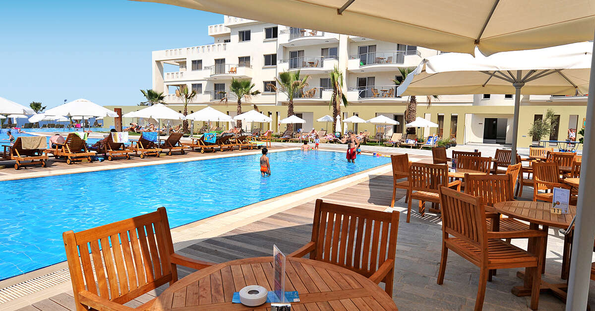 Een foto van het terras bij Capital Coast Resort & Spa