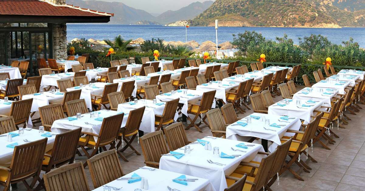 Een foto van het terras bij Marti Resort