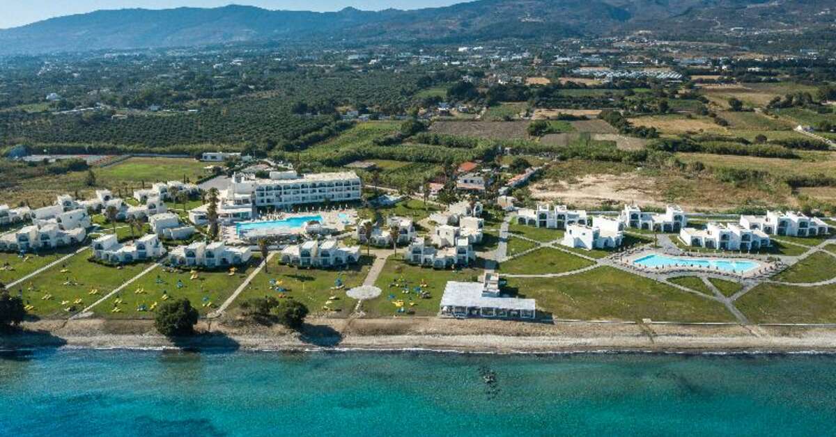 Een foto van de buitenkant van Aeolos Beach Hotel