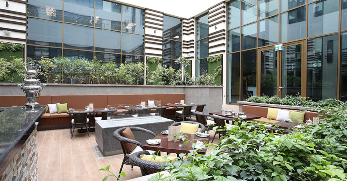 Een foto van het terras bij Metropolitan Hotel Dubai