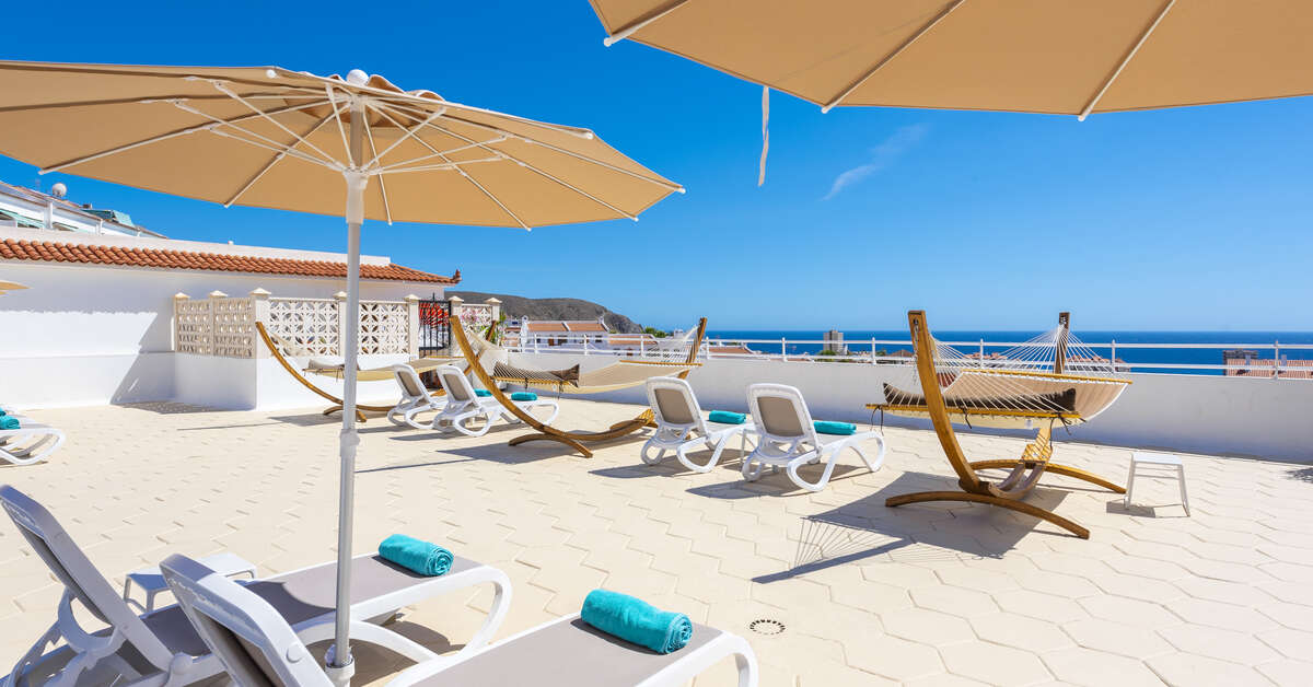 Een foto van het terras bij Club Tenerife