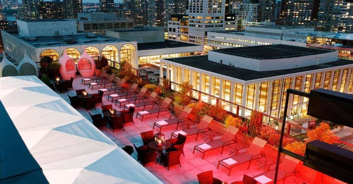 Een foto van het terras bij The Empire Hotel