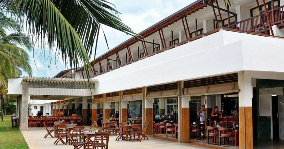 Een foto van het terras bij Goldi Sands Hotel