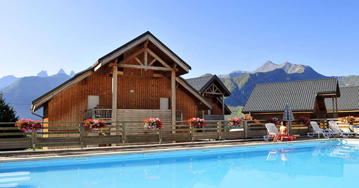 Een foto van het zwembad bij Les Chalets des Ecourt