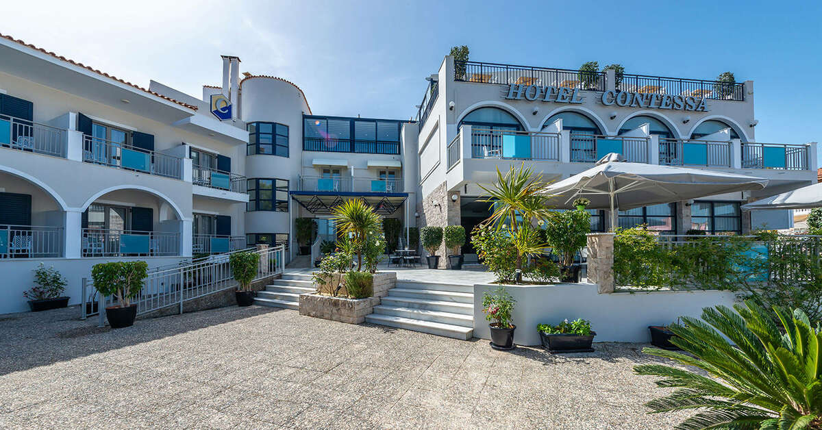 Een foto van de buitenkant van Contessa Hotel
