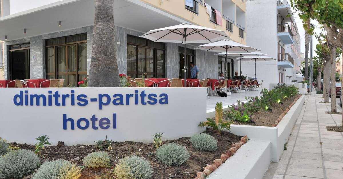 Een foto van de buitenkant van Dimitris Paritsa Hotel
