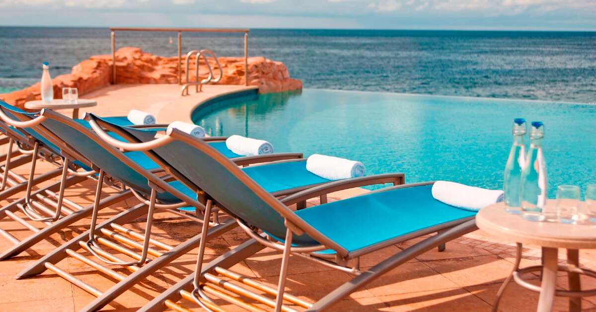 Een foto van het zwembad bij Renaissance Wind Creek Curacao Resort