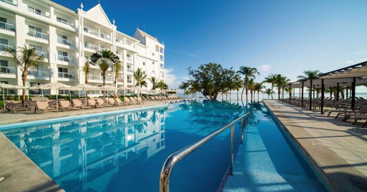 Een foto van het zwembad bij Riu Ocho Rios