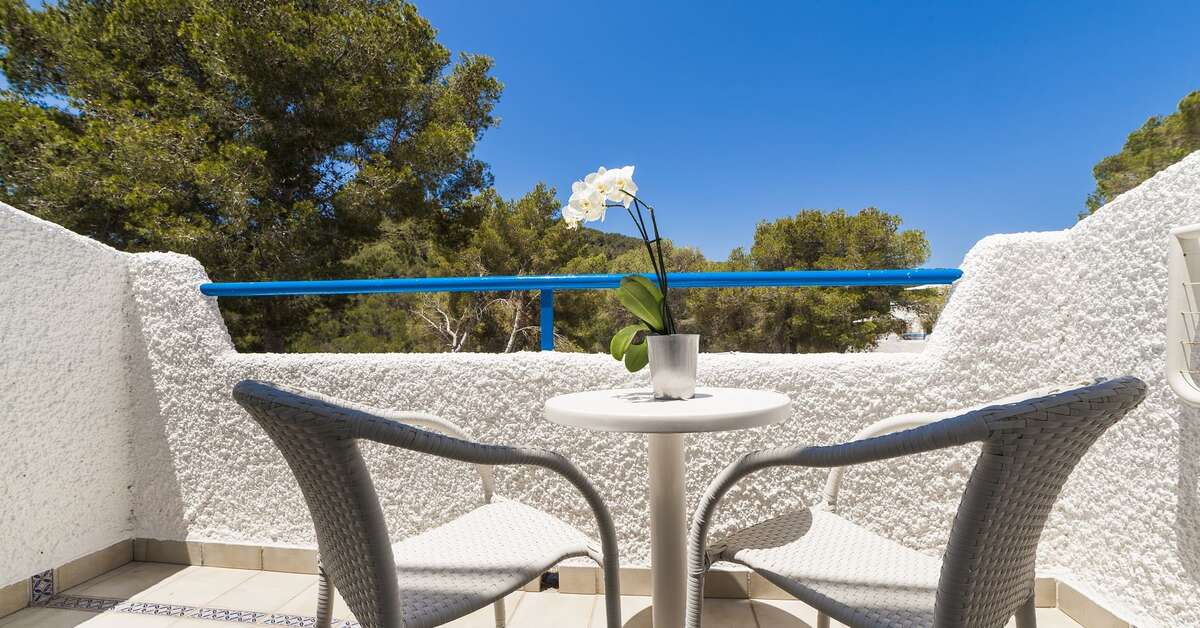 Een foto van het terras bij Globales Montemar Appartementen