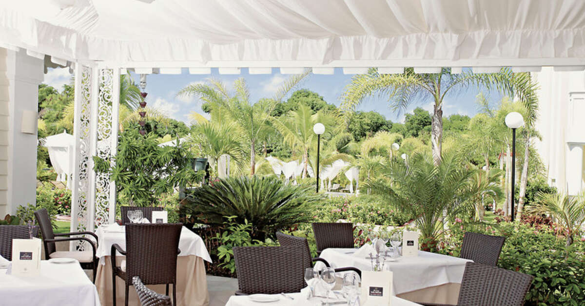 Een foto van het terras bij Luxury Bahia Principe Esmeralda