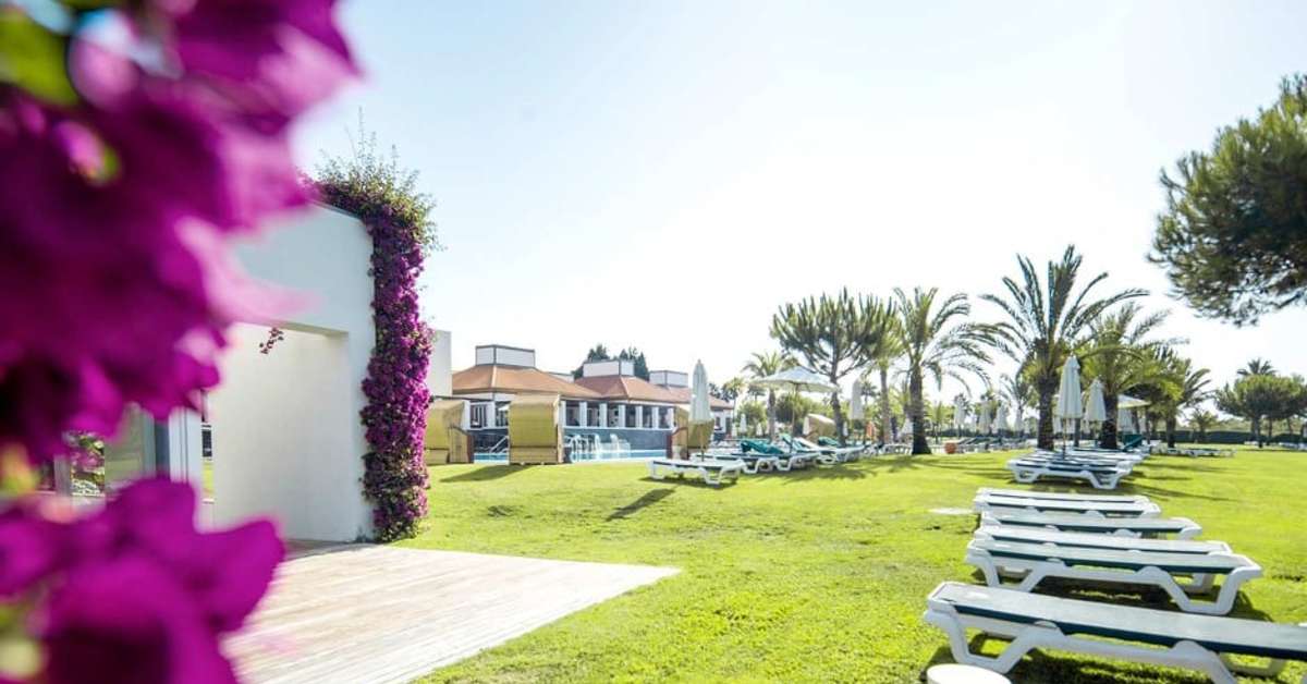 Een foto van het terras bij Robinson Club Quinta Da Ria