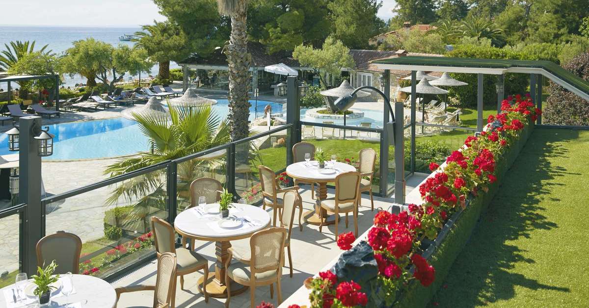 Een foto van het terras bij Anthemus Sea Beach Hotel & Spa