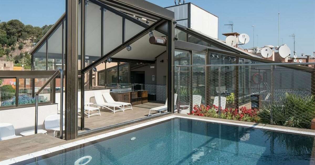 Een foto van het zwembad bij Catalonia Park Putxet