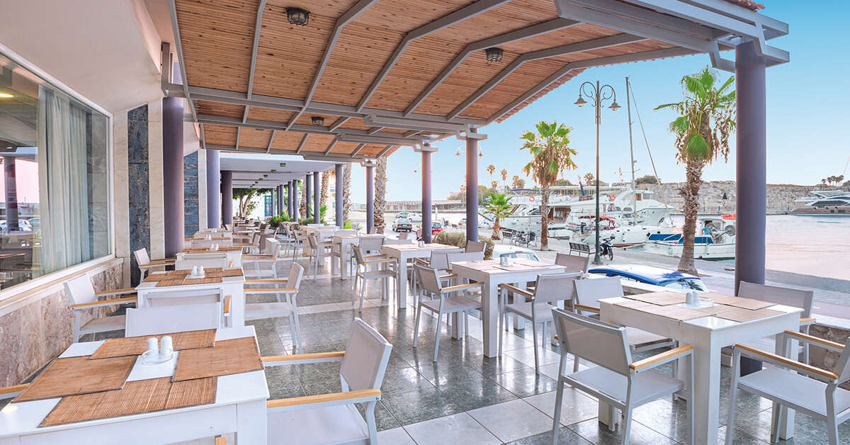 Een foto van het terras bij Kosta Palace City Hotel