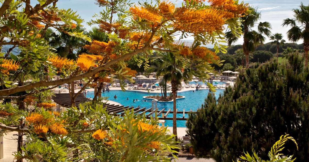 Een foto van het zwembad bij AP Adriana Beach Resort