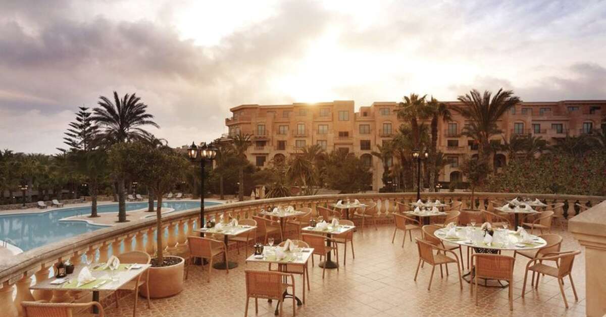 Een foto van het terras bij Kempinski San Lawrenz