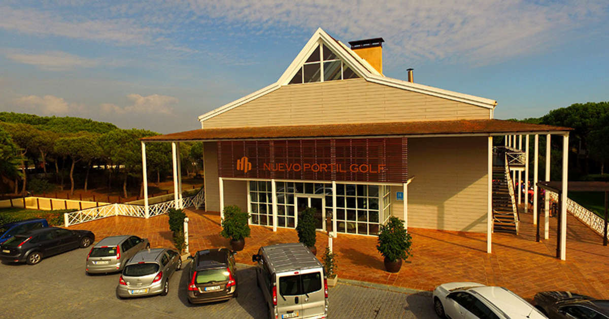 Een foto van de buitenkant van Hotel Nuevo Portil Golf