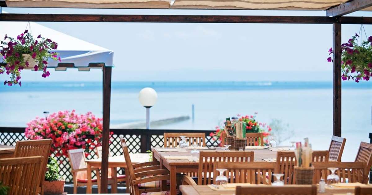 Een foto van het terras bij Club Del Sole Tenuta Primero Grado Family Collection