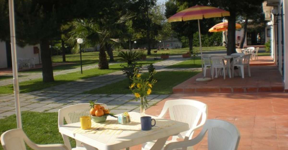 Een foto van het terras bij Villaggio Artemide