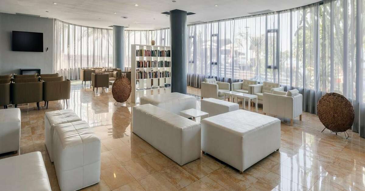 Een foto van het interieur van Barcelo Santiago