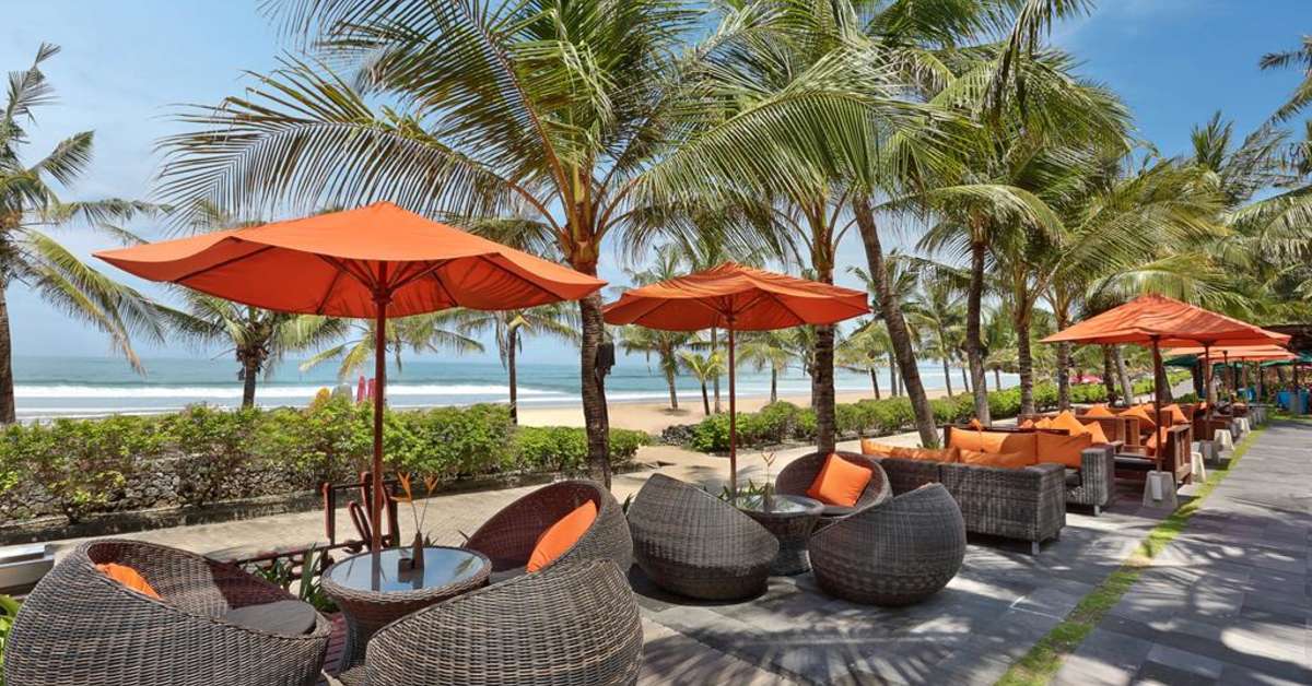 Een foto van het terras bij Legian Beach Hotel