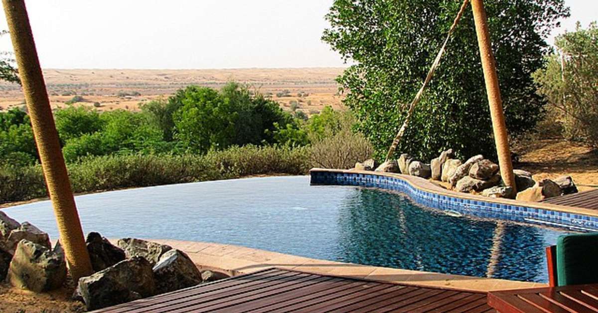 Een foto van het zwembad bij Al Maha Resort