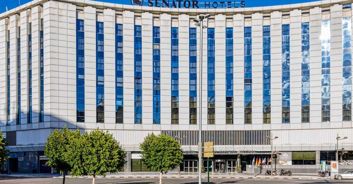 Een foto van de buitenkant van Senator Parque Central Hotel