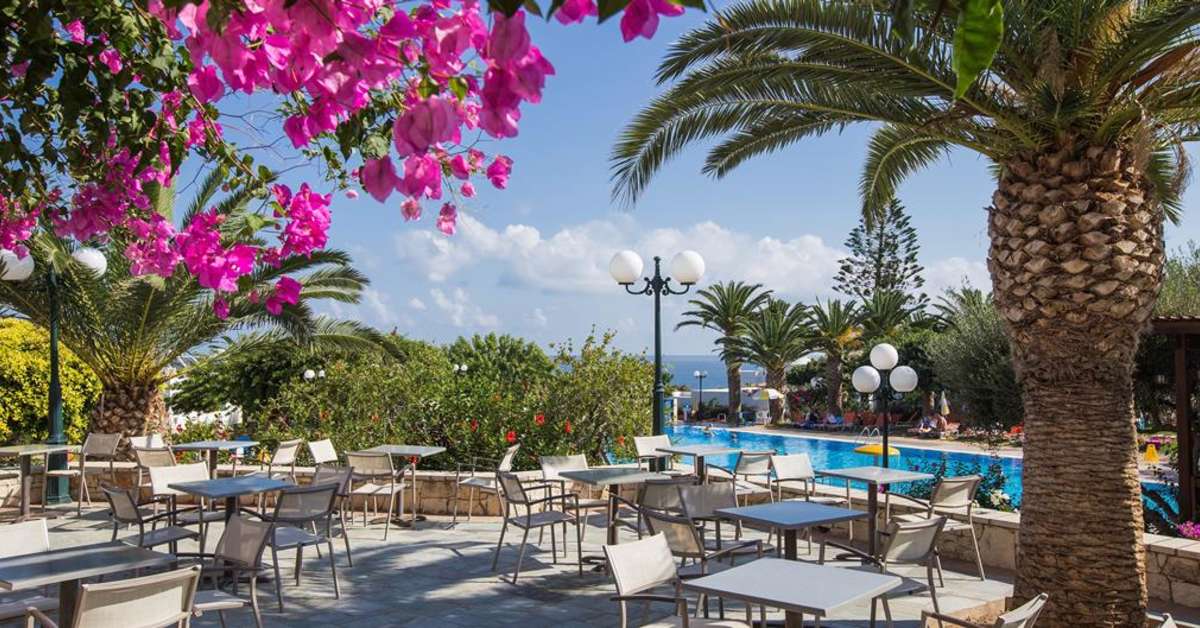 Een foto van het terras bij Chrissi Amoudia Hotel