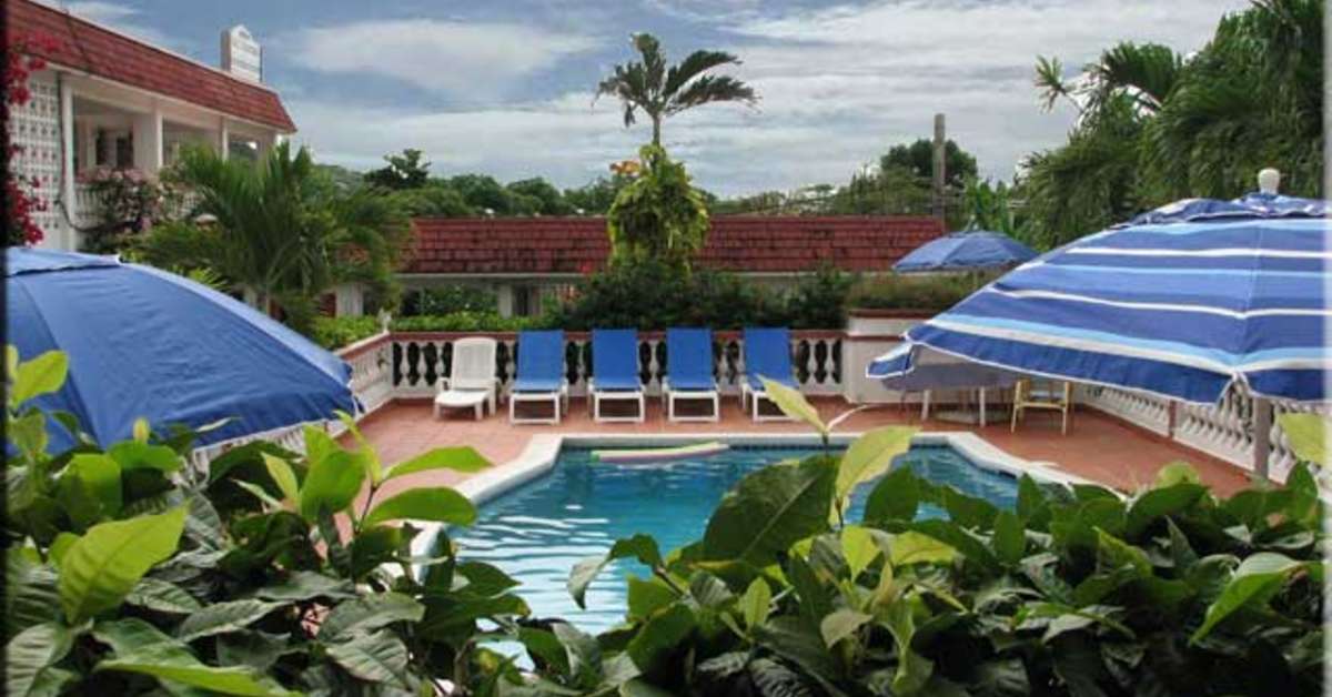 Een foto van het zwembad bij L'Esperance Hotel